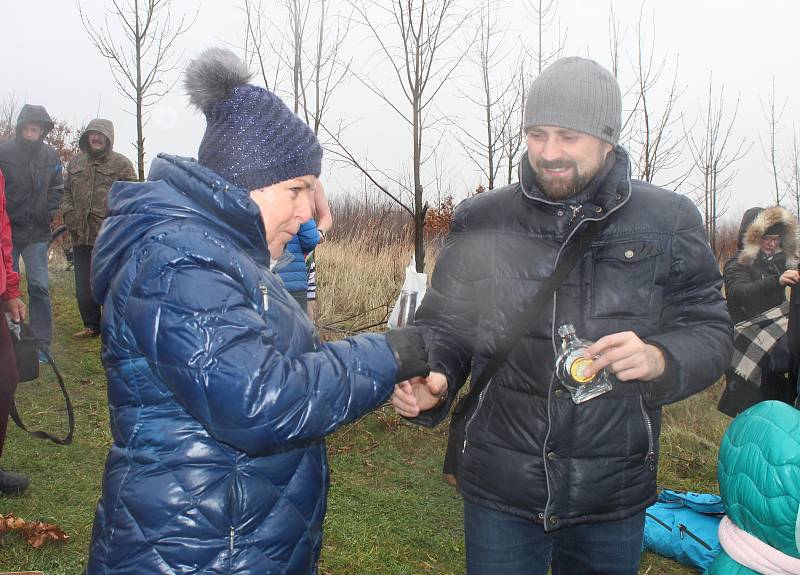 Karvinští otužilci nevynechali koupání na Štědrý den ve vlnách Karvinského moře.