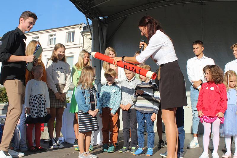 Přivítání žáků ZŠ s polským jazykem vyučovacím v Karviné-Fryštátě proběhlo 1. září na Masarykově náměstí. Letošní prvňáci byli pasování na školáky.