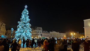 Na Masarykové náměstí ve Fryštátě se karvinský vánoční strom rozsvítil v neděli 3. prosince krátce před 17. hodinou.