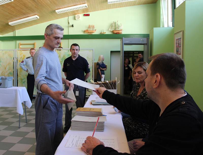 Hodinu po oficiálním otevření volebních místností volili také odsouzení v karvinské věznici.