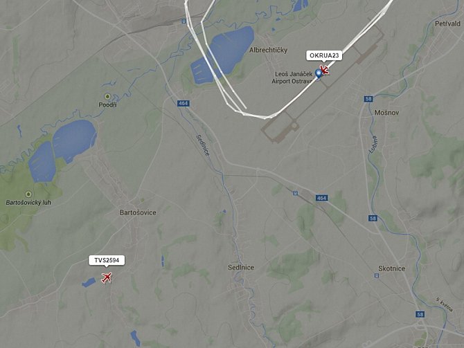 Snímek zachycuje pozici obou letadel tak, jak ji zaznamenal server Flightradar24. 