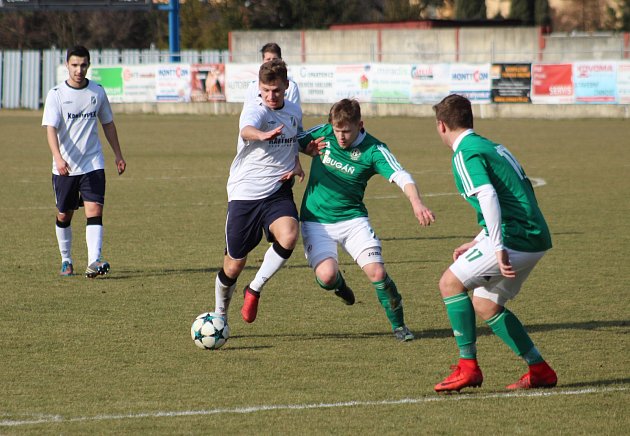 Dětmarovice (v bílém) porazily Heřmanice 1:0.