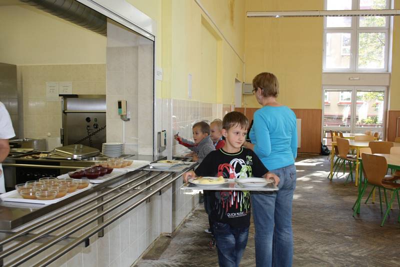 Kvůli škodám napáchaným vodovodní havárií je školní jídelna v provizorním provozu. 