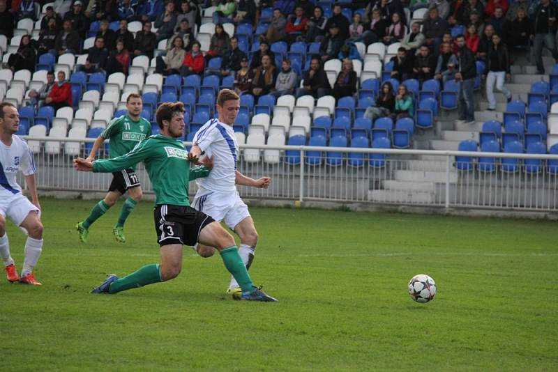 Fotbalisté Karviné (v zeleném) ve Frýdku kralovali.