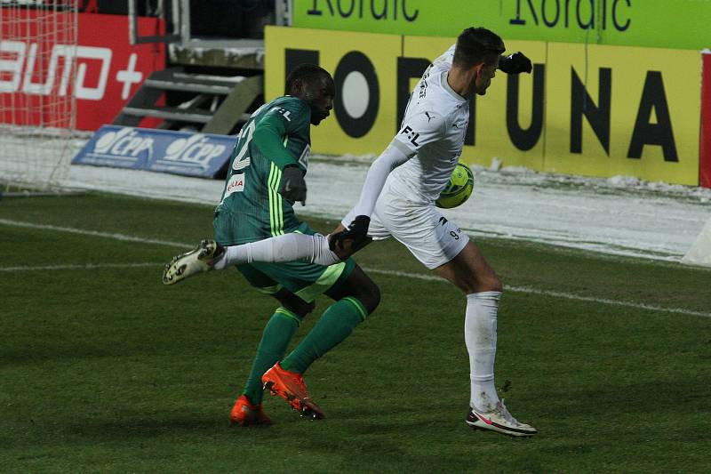 Fotbalisté Karviné (v zeleném) prohráli v úvodním jarním ligovém kole na Slovácku 0:2.