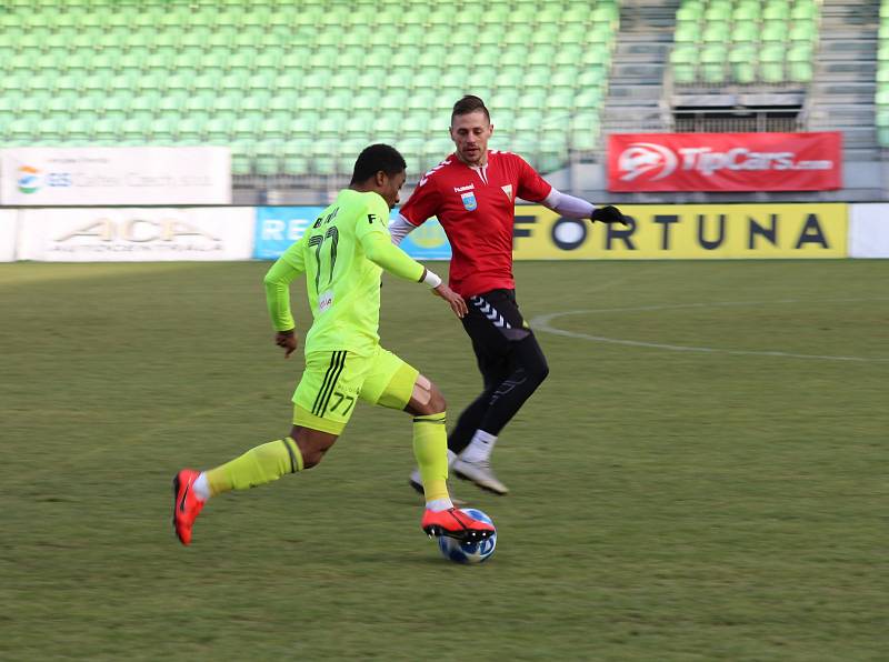 Generálka karvinských fotbalistů (v zelenkavém) proti Tychům 4:1.