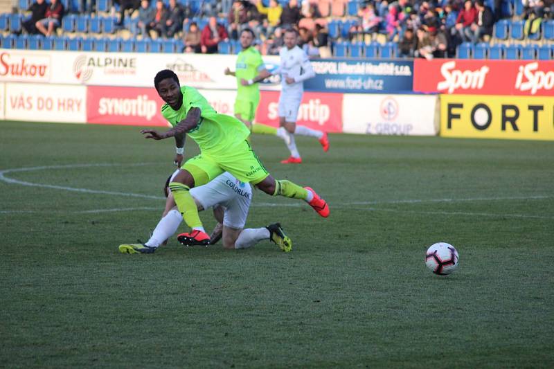 Karviná (v klasické razicí barvě) prohrála na Slovácku 0:2.