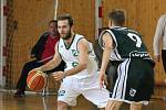 Karvinští basketbalisté (v bílém) v duelu proti Žabovřeskám.