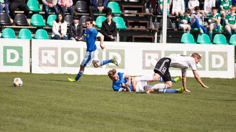 Z utkání Karviná (v bílém) - Vlašim 2:0.