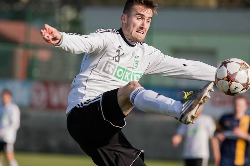 Po výhře nad Opavou se fotbalisté Karviné (v bílém) těší ze stoprocentní bilance v podzimních derby.