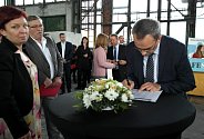 Jak Solich, právní ředitel OKD, připojuje svůj podpis pod Memorandum o spolupráci na obnově a rozvoji území Karvinska.