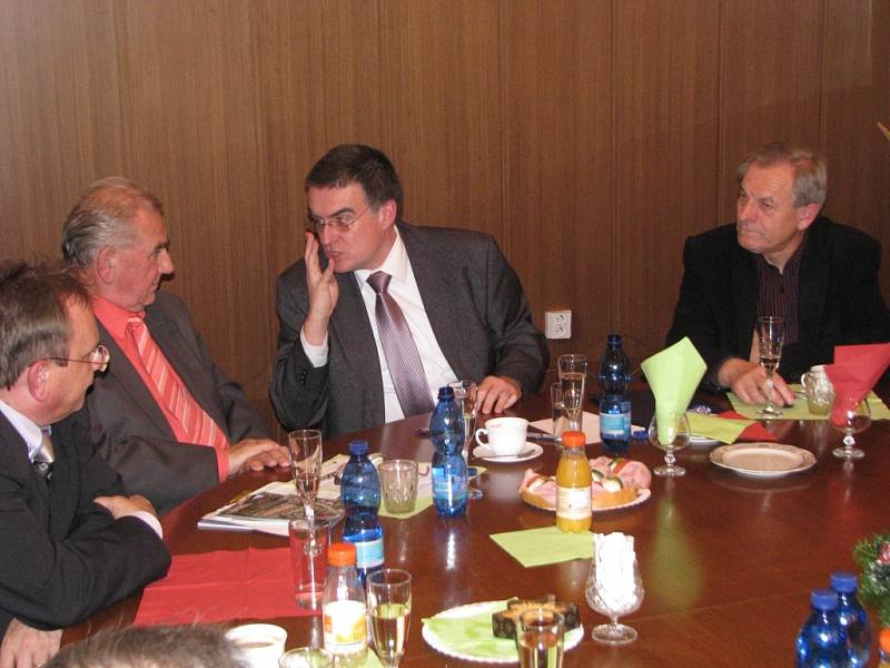 Ministr dopravy Zdeněk Žák v Albrechticích vysvětluje starostovi Vladislavu Šipulovi (vlevo) a Karlu Oblukovi, proč trvá na zachování nádražní haly v Havířově. 