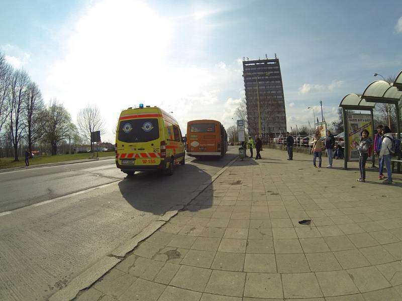 Na tomto místě se Ukrajinec pokusil neúspěšně nastoupit do odjíždějícího autobusu. 