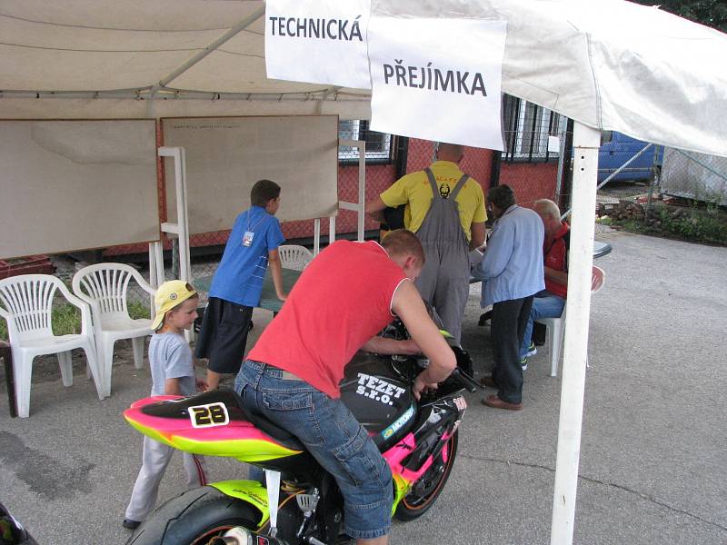 Technická přejímka závodních strojů před víkendovým Zlatým kahancem.