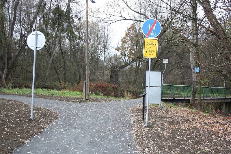 Cyklostezka mezi řekou Lučinou a Mezidolním potokem krátce před svým oficiálním otevřením. 