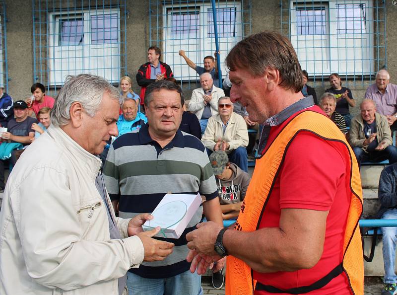Před utkáním obdržel předseda Věřňovic Roman Šimíček (vpravo) z rukou představitelů OFS Karviná upomínkovou cenu za celoživotní přínos fotbalu.