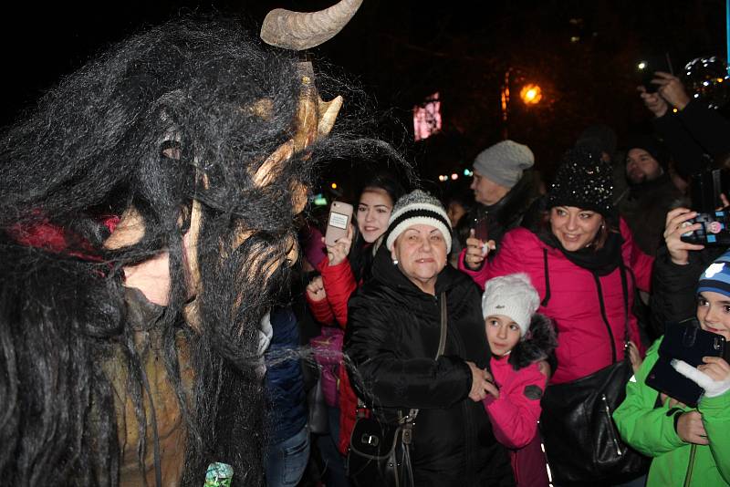 Čertovská krampus show v centru Orlové brala v neděli dech.