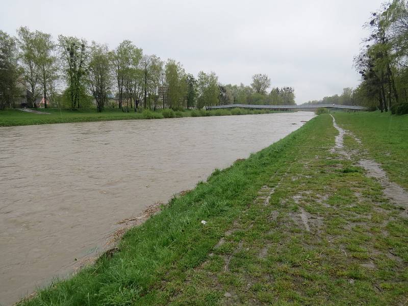 Řeka Ostravice ve Frýdku-Místku dosáhla v pátek ráno prvního povodňového stupně.