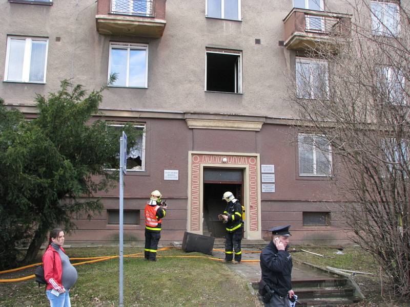 Požár v chodbě domu v Místní ulici ohrozil pacienty v čekárnách ordinací.