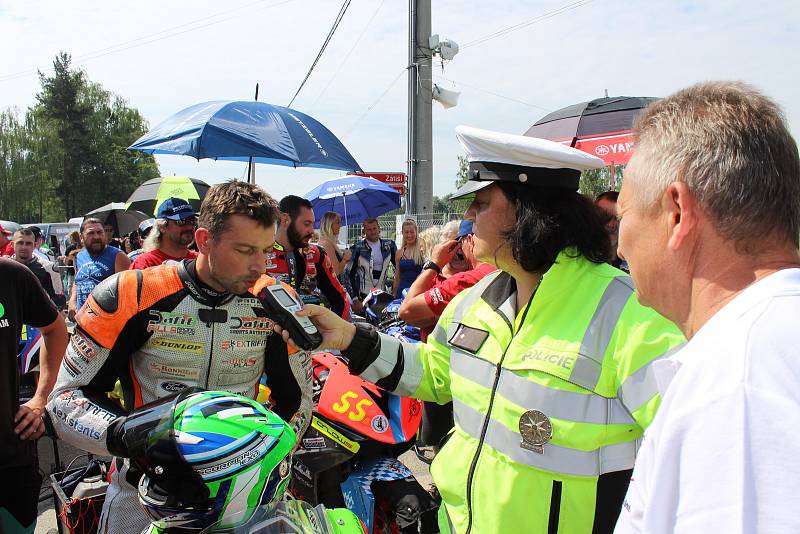 Mezinárodní motocyklové závody Havířovský zlatý kahanec 2018. U tohoto závodníka bylo vše v pořádku.