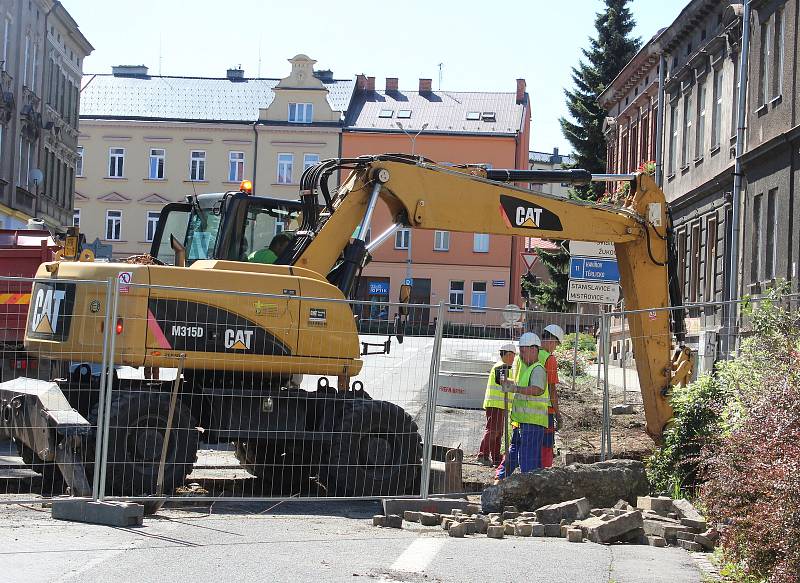 V centru Českého Těšína začala rekonstrukce kanalizace.