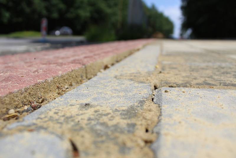 Nově rekonstruované chodníky s cyklostezkou podél Dlouhé třídy v Havířově. Hotovo mělo být 22. 5. 2018. Někde stavbaři v té době práci dokončovali, opravovali vady nebo dokonce teprve začínali s dlážděním.