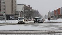 Doprava v době sněžení v centru Havířova.