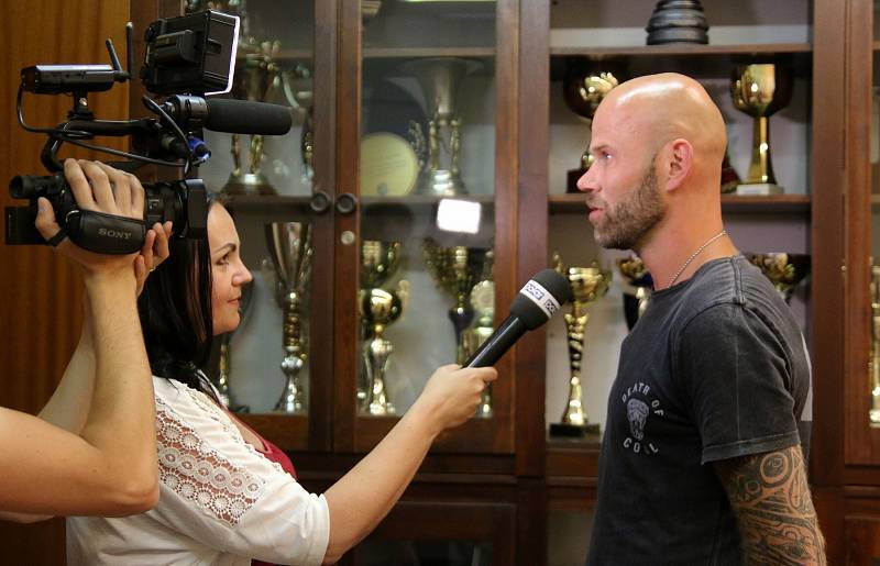 Michal Brůna poskytuje rozhovor regionální televizi.
