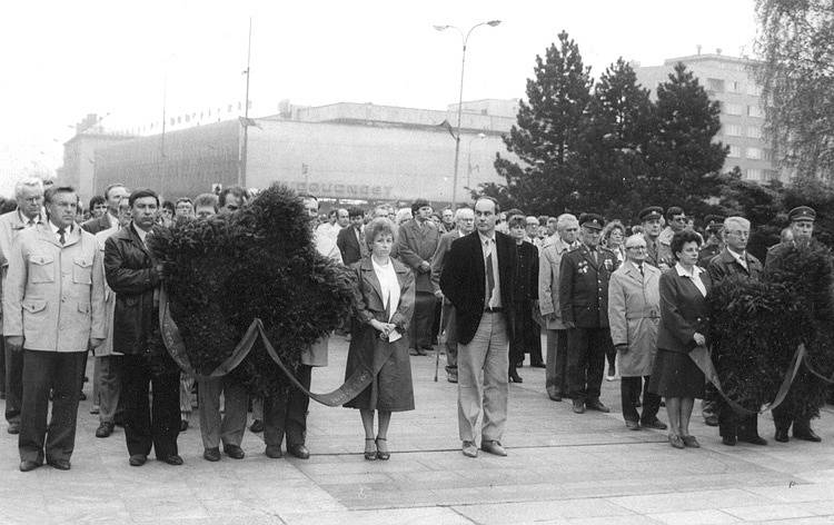 Pietní akt u sochy V.I. Lenina v centru Havířova s věnci ve tvaru komunistické rudé hvězdy, kterými bylo město v době socialismu doslova poseto. 