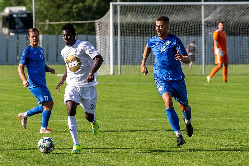 V okresním derby byly šťastnější Dětmarovice (v bílém), které zdolaly Havířov 2:1.