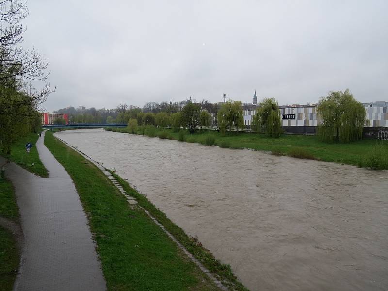 Řeka Ostravice ve Frýdku-Místku dosáhla v pátek ráno prvního povodňového stupně.