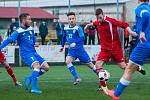 Havířovští fotbalisté (v modrém) uspěli v Pusté Polomi.