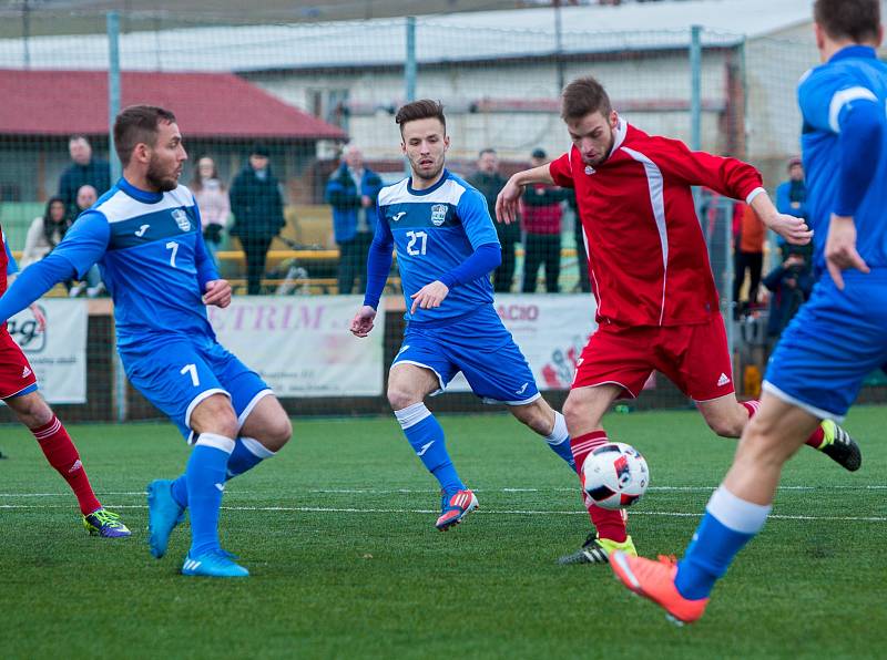 Havířovští fotbalisté (v modrém) uspěli v Pusté Polomi.