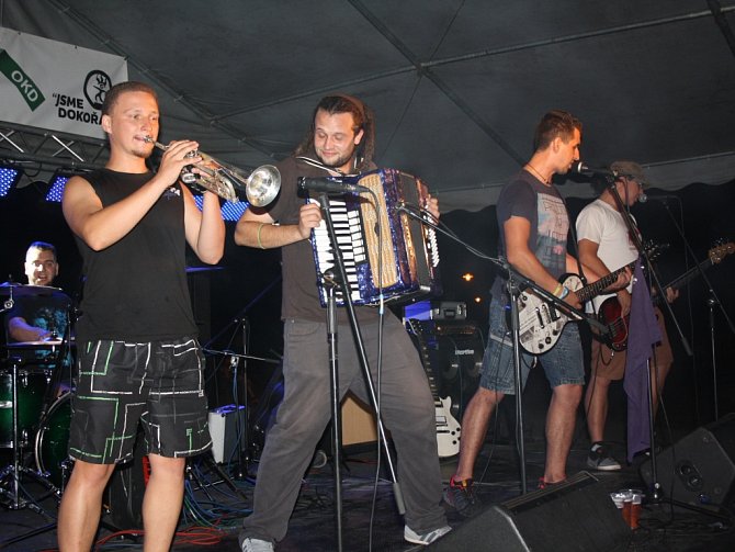 Festival místních kapel na Lodičkách. 