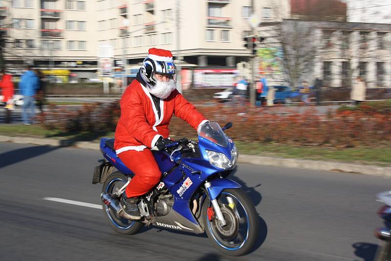 Vánoční vyjížďka motorkářů v Havířově. 