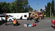 Cvičení IZS při simulované nehodě autobusu v Karviné.