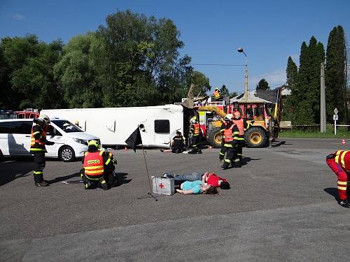 Cvičení IZS při simulované nehodě autobusu v Karviné.