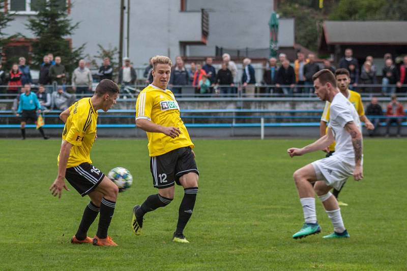 Derby v divizi dopadlo lépe pro karvinskou rezervu (ve žlutém), která loupila v Dětmarovicích.