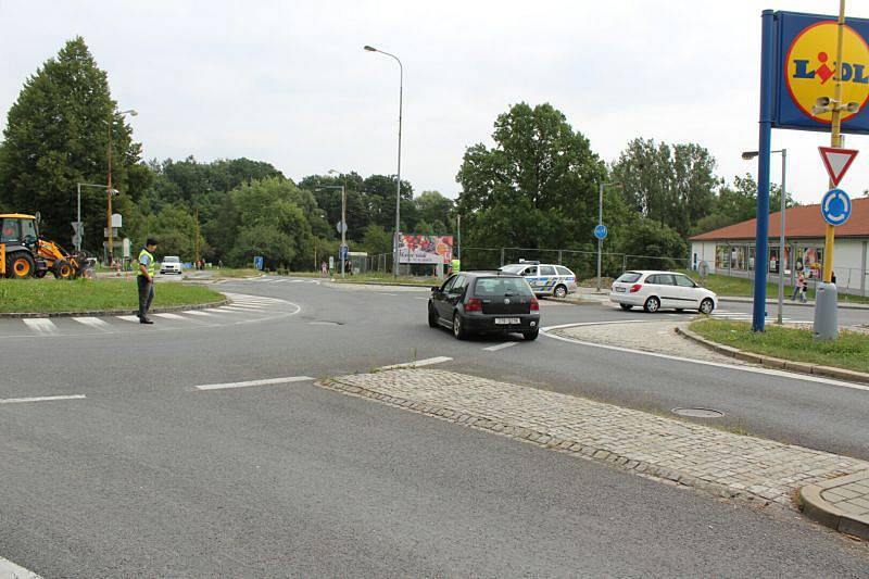 Havárie vodovodního potrubí komplikuje dopravu v Havířově-Šumbarku a zásobování sídlišť pitnou vodou.