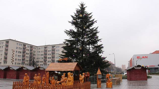 Vánoční strom s vyřezávaným betlémem na náměstí Republiky v centru Havířova.