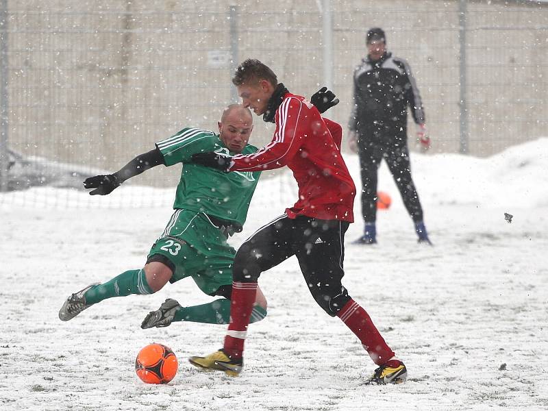 Fotbalisté Karviné (v zeleném) na bílém prašanu zdolali neškodný Třinec 1:0.