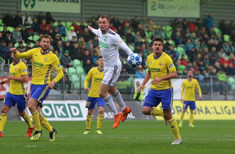 Karvinští fotbalisté (v bílém) dokázali v sobotu přehrát Zlín 2:0.