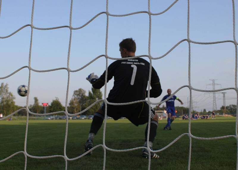 Sobotní fotbalové odpoledne v Petrovicích. V poháru postoupil Frýdek (v bílém).