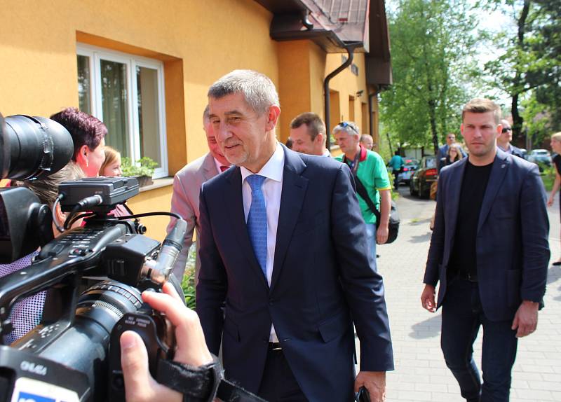 Vládní návštěva v Moravskoslezském kraji, 25. dubna 2018, Domov Březiny v Petřvaldu. Premiér Andrej Babiš s hejtmanem Ivo Vondrákem pomohli také se stavěním májky.