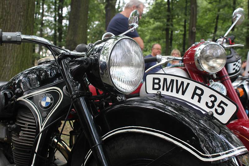 Do Bohumína se v sobotu 3. srpna 2019 sjelo na 122 historických vozů na setkání řidičů starých aut a motocyklů, které pořádal Veteran car club Ostrava.