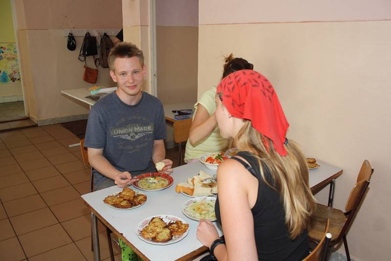 Letní tábor pořádaný dobrovolnickou organizací ADRA v zakarpatském Mukačevě. 