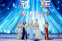 Čtyřiadvacetiletá modelka z Českého Těšína Karolína Gorylová se stala v Číně novou Miss World Tourism 2023.