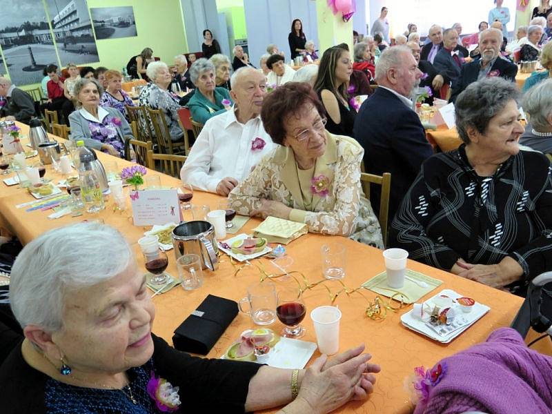 V Domově seniorů Havířov, středisko Luna se v pátek odpoledne konal Tradiční ples. Letošní byl již 22. ročníkem.