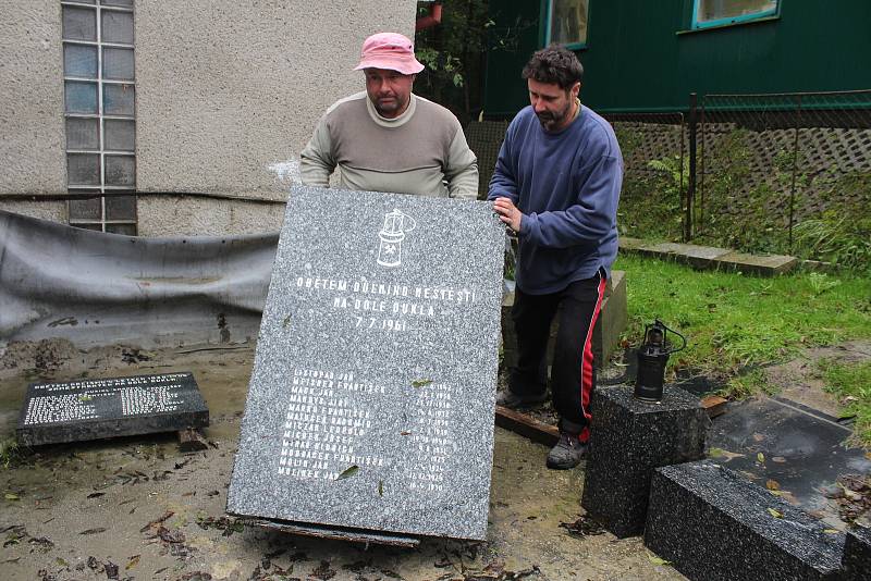 Kameníci rozebrali pomník obětem důlního neštěstí na Dole Dukla v roce 1961 a budou jej v Těrlicku renovovat.