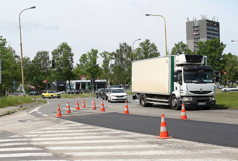 Takto vypadala situace na velkém kruhovém objezdu v Havířově v pondělí kolem poledne, 23. května 2022.